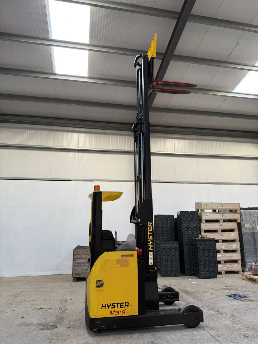 Hyster Matrix Electric Forklift Aisle Truck - Image 2