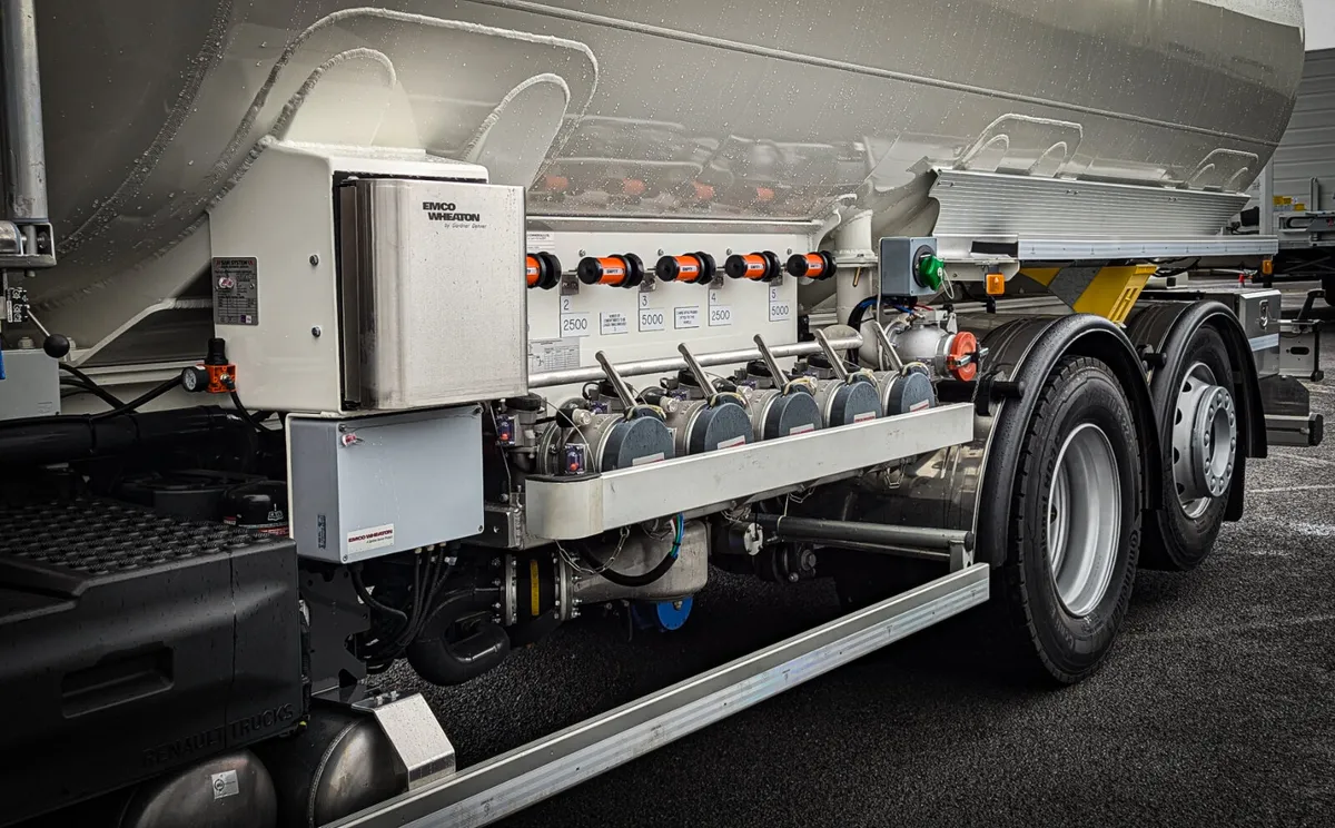 Renault T 380 6x2 Rear lift & steer Rigid Tanker - Image 4