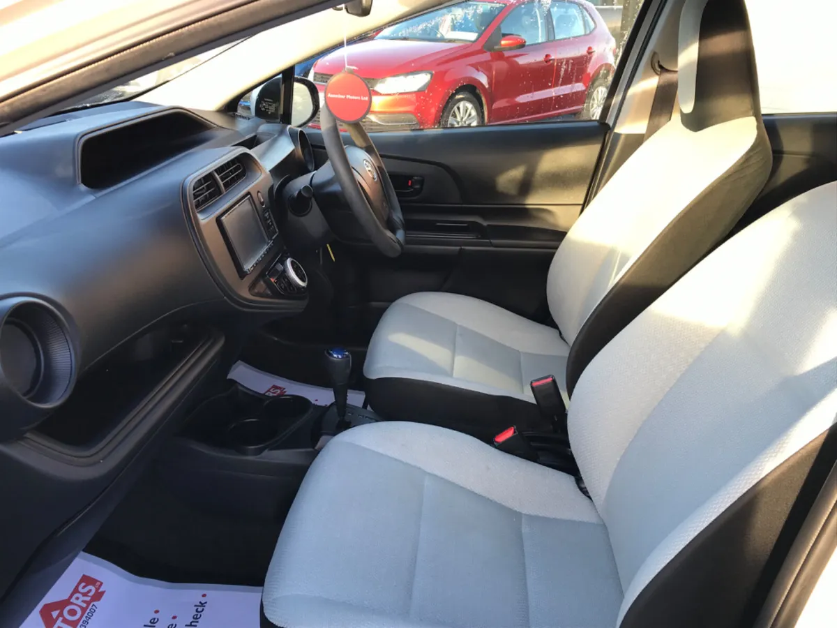 2020  TOYOTA AQUA SILVER AUTO - Image 4