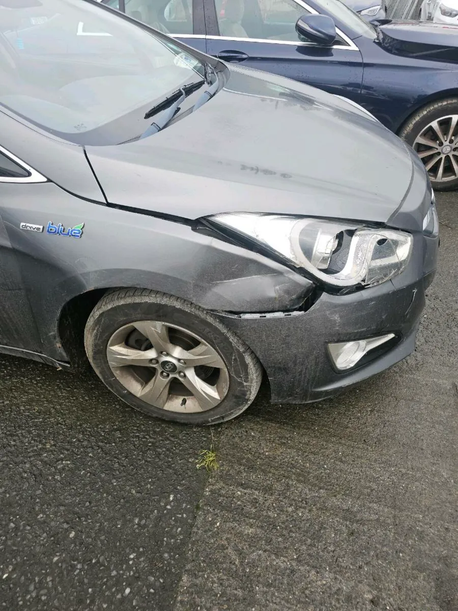 Hyundai i40 diesel ⛽️ slight damage Driving - Image 2