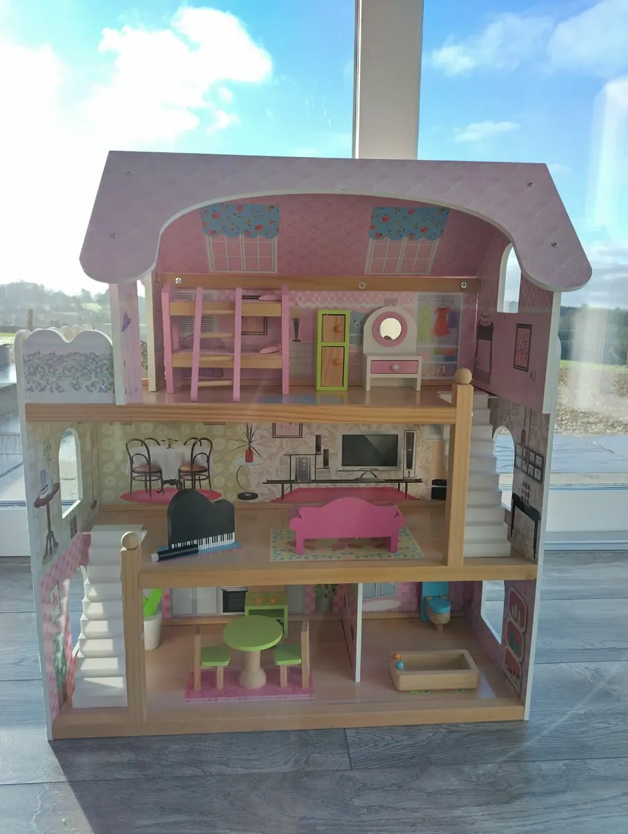 Dolls House in excellent condition