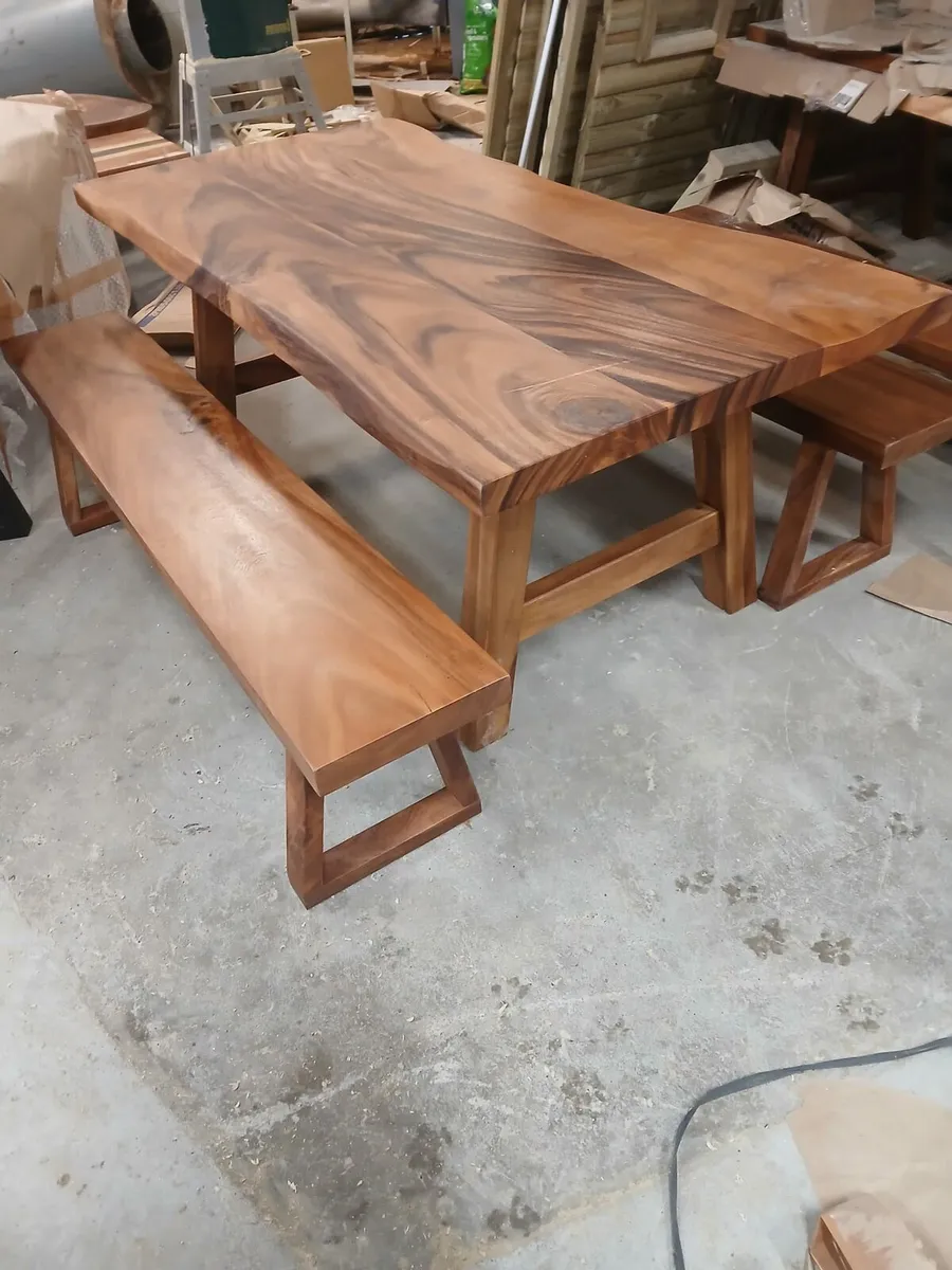 Solid acacia hardwood table - Image 1