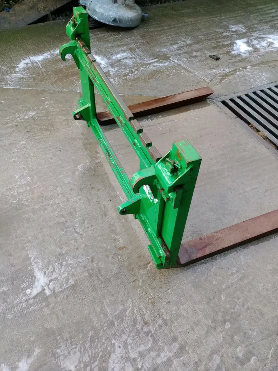 John Deere pallet forks - Image 1