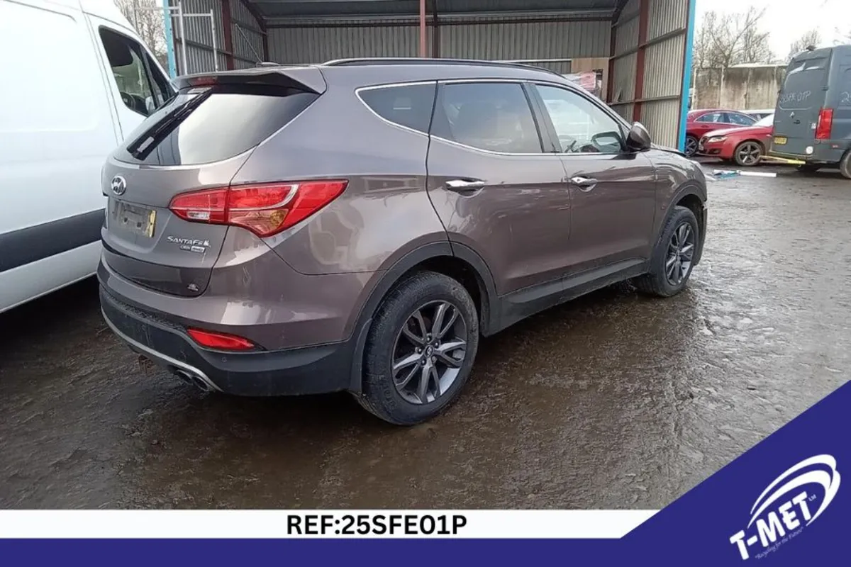 2013 HYUNDAI SANTA FE BREAKING FOR PARTS - Image 1