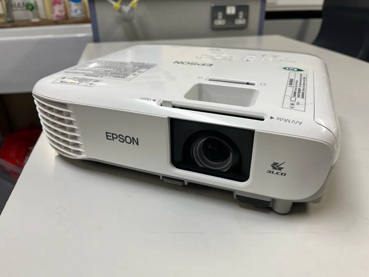 Epson EB-X39 projector - Image 1