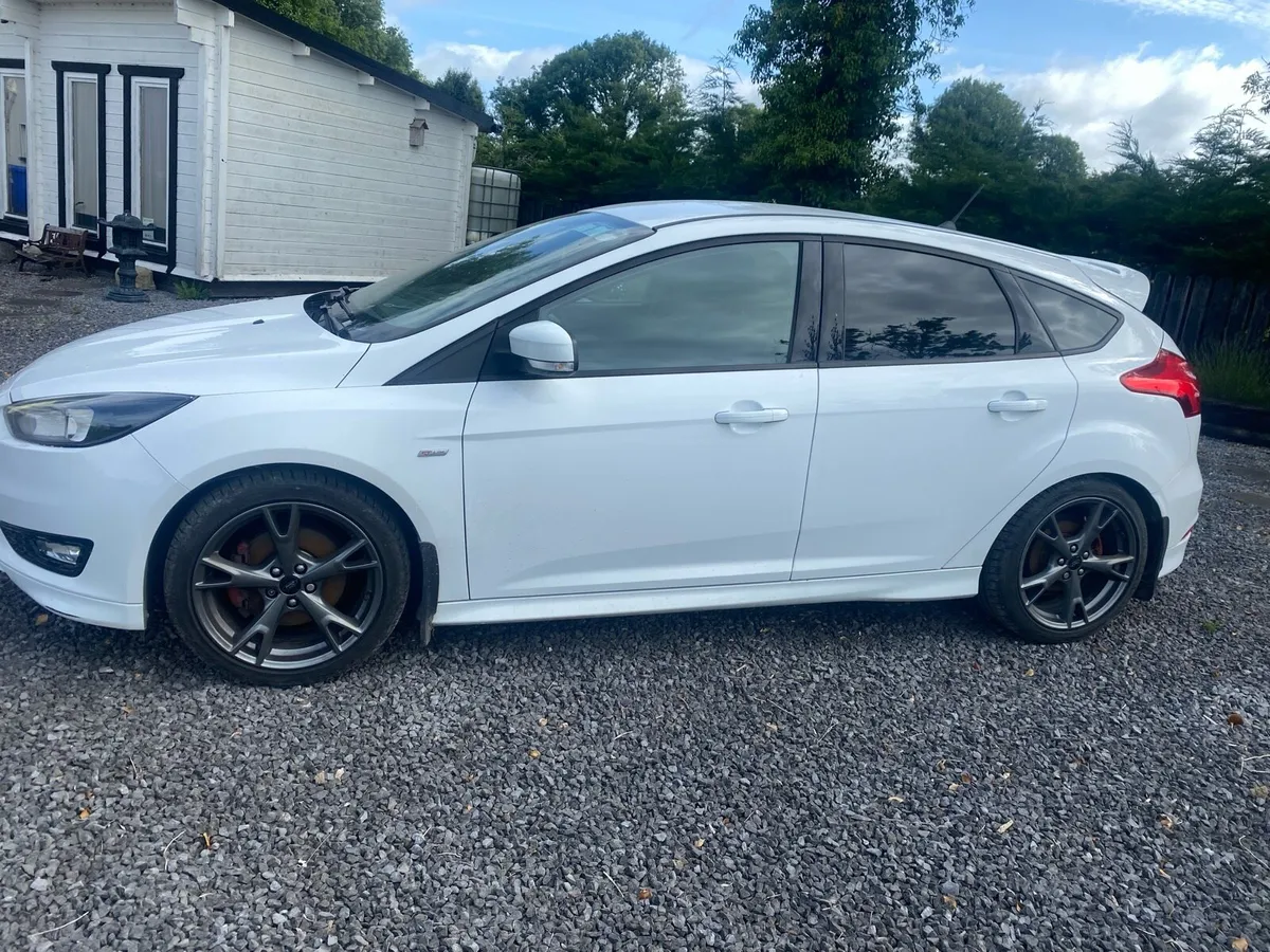 White Ford Focus ST line 2L - Image 1