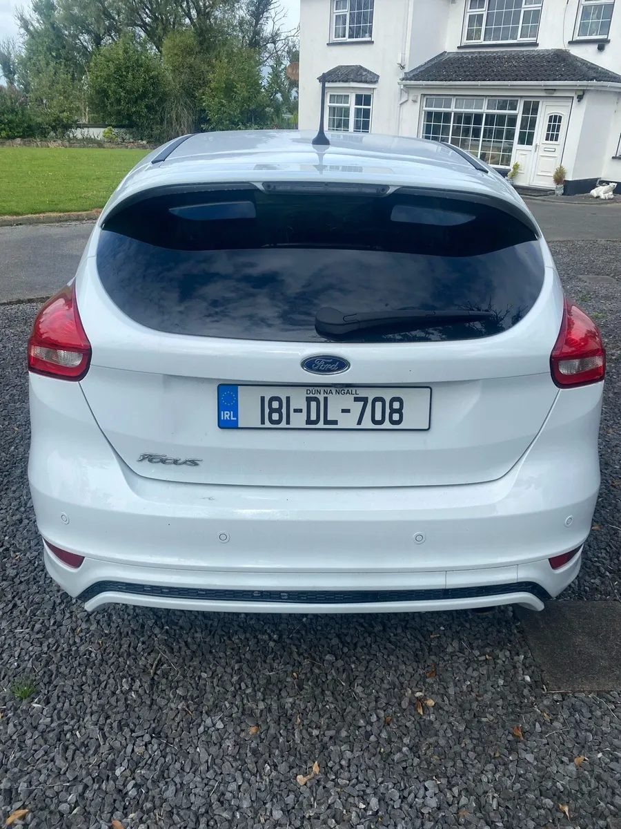 White Ford Focus ST line 2L - Image 3
