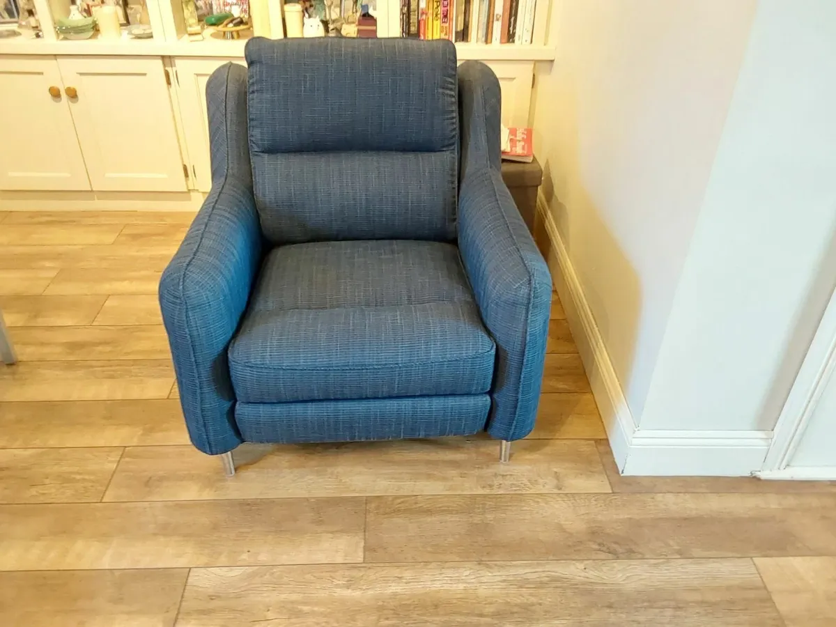 Couch and matching armchair - Image 2