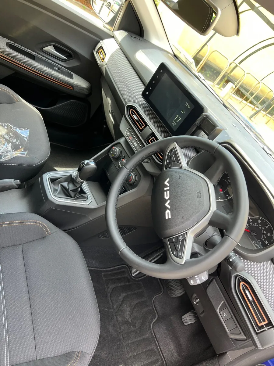 Dacia Sandero Stepway Automatic - Image 2