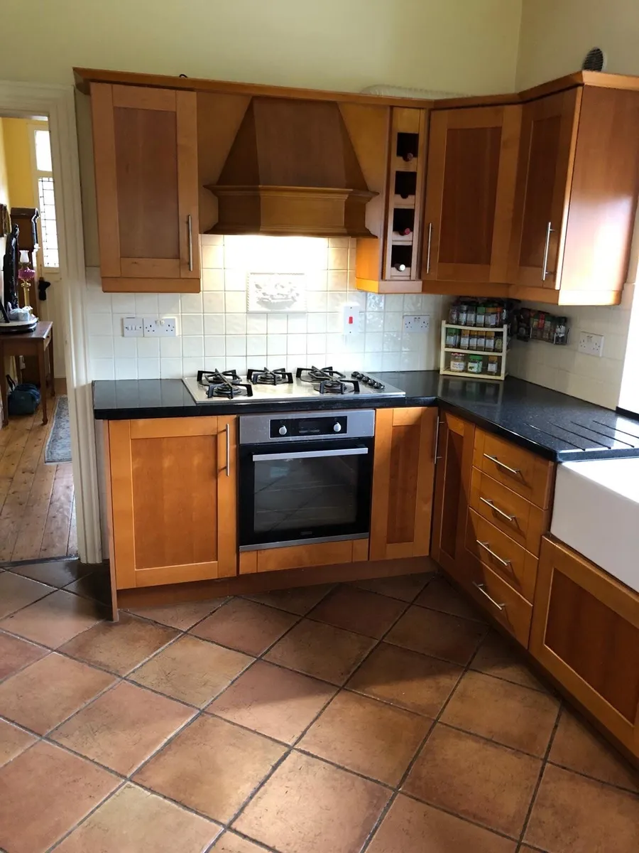 Kitchen (including Bosch oven, fridge/freezer…) - Image 1