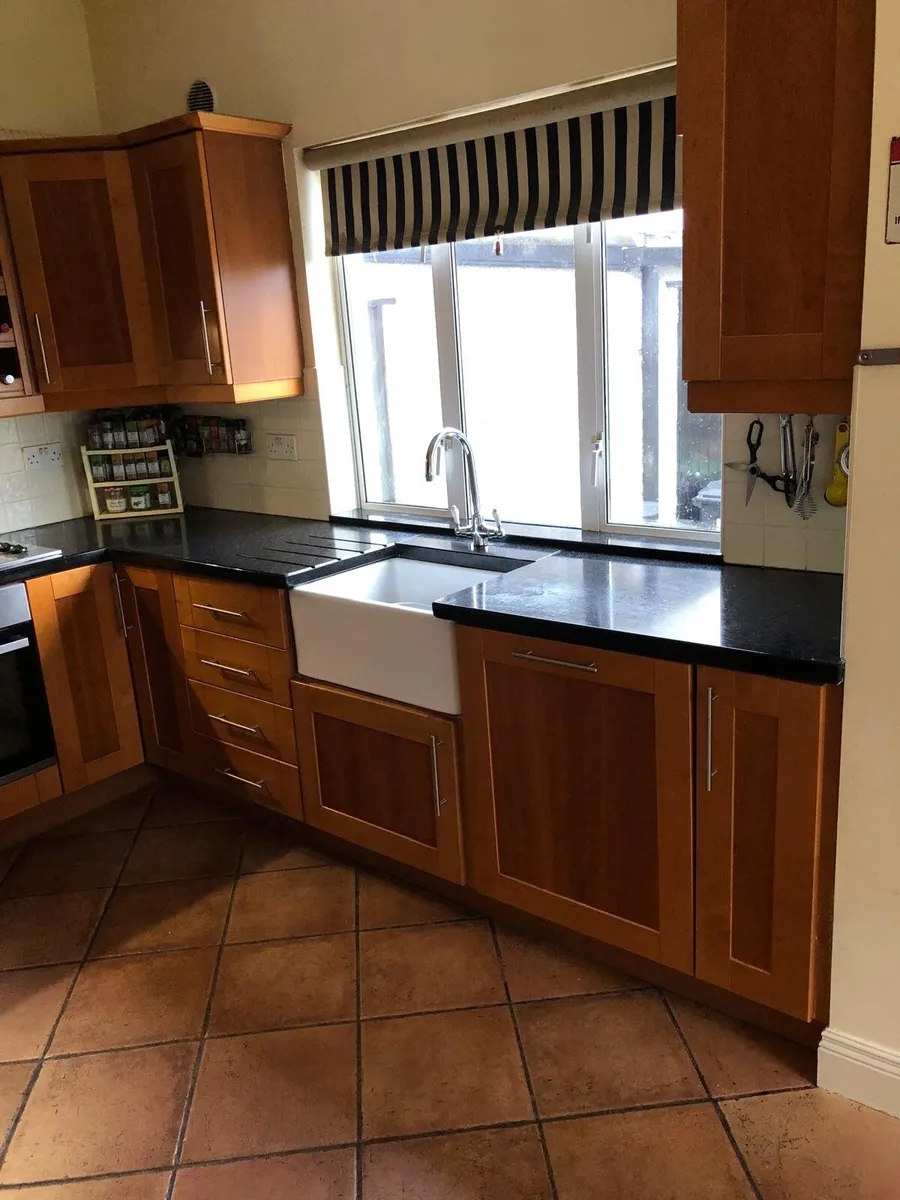 Kitchen (including Bosch oven, fridge/freezer…) - Image 2