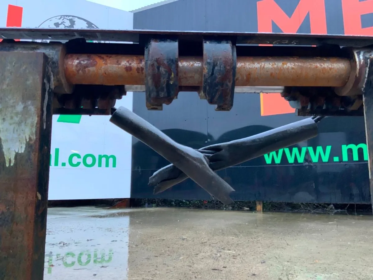 JCB FORK POSITIONER / SIDE SHIFT CARRIAGE. - Image 3