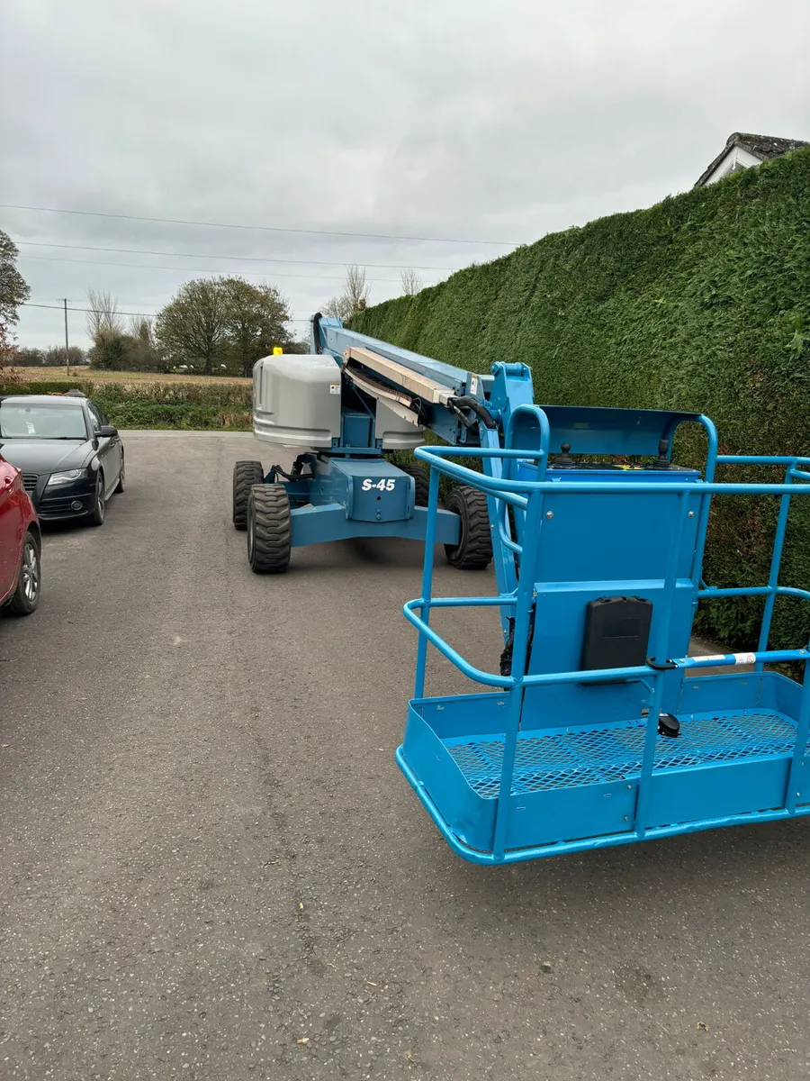 Genie S45 boom lift - Image 1