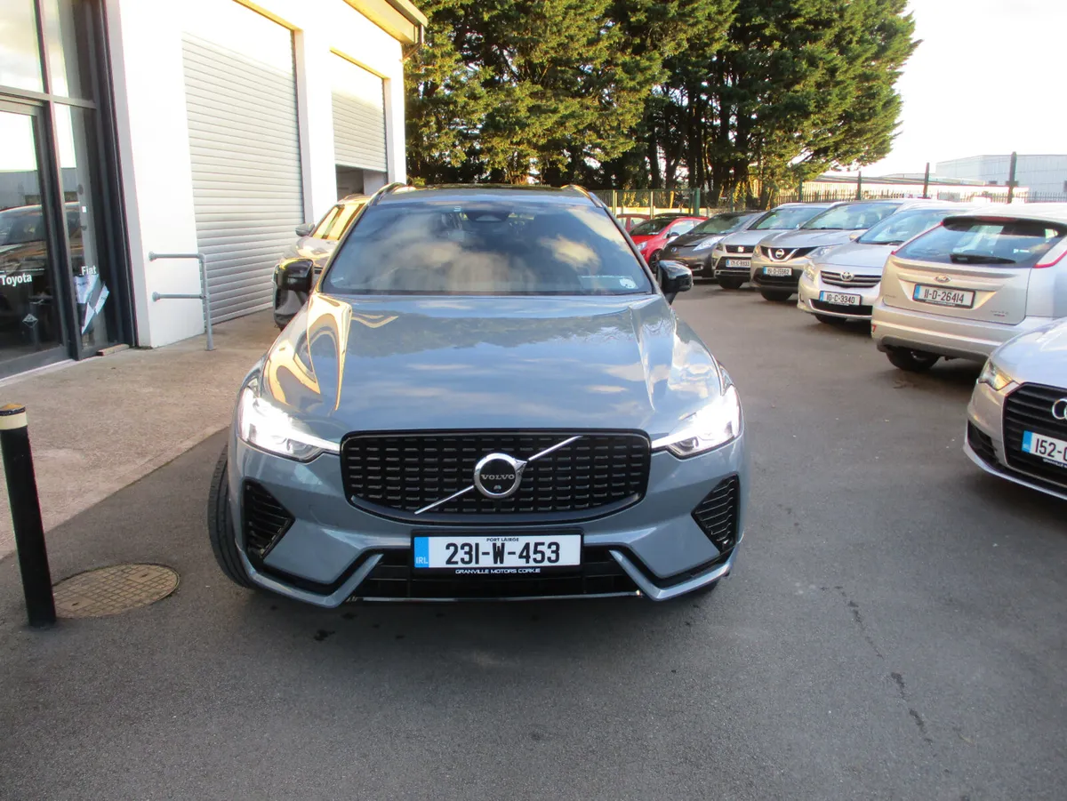 Volvo XC60 PLUG IN HYBRID DARK PLUS  AWD 2023 - Image 2