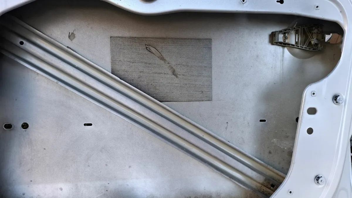 VW Caddy Drivers Door 2009 - Image 2