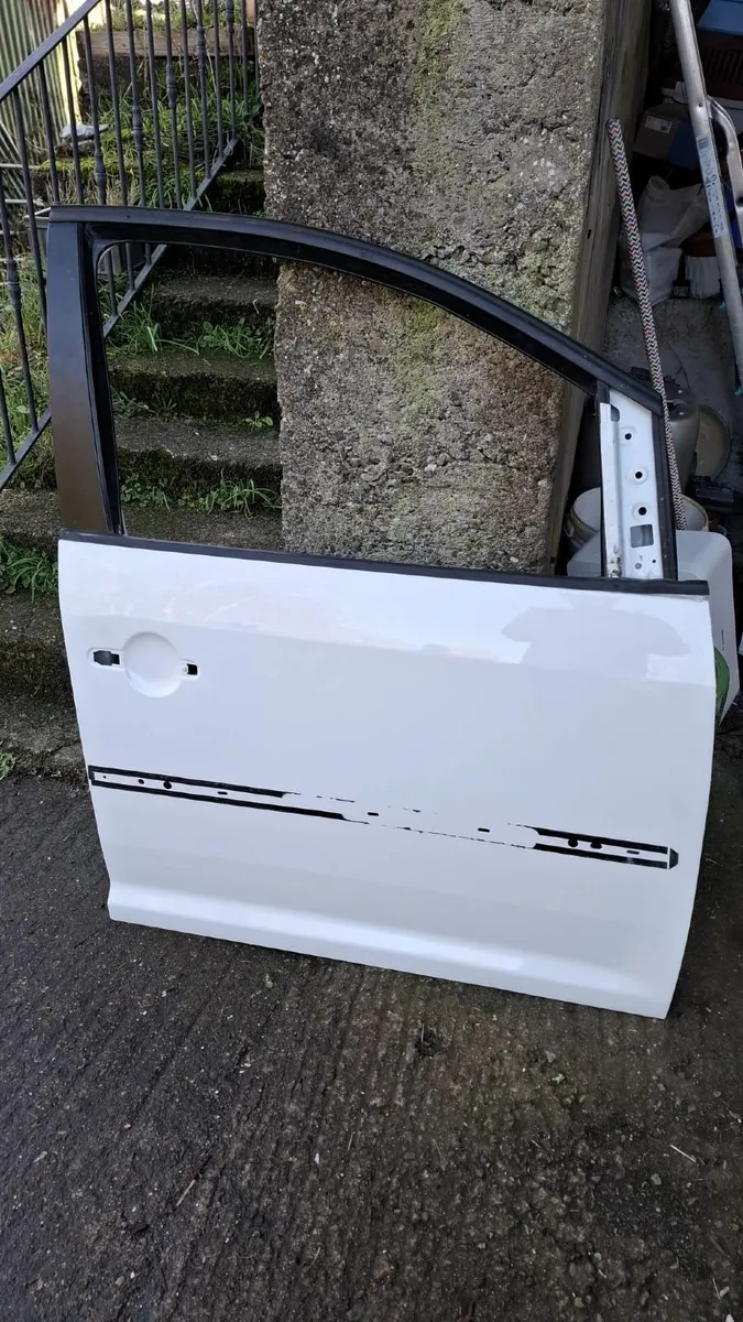 VW Caddy Drivers Door 2009 - Image 1