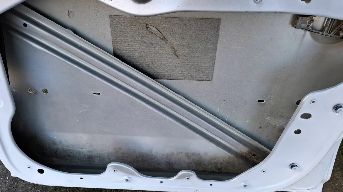 VW Caddy Drivers Door 2009 - Image 4