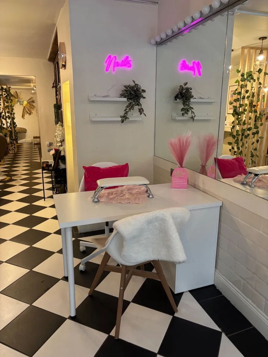 Nail section - Image 1