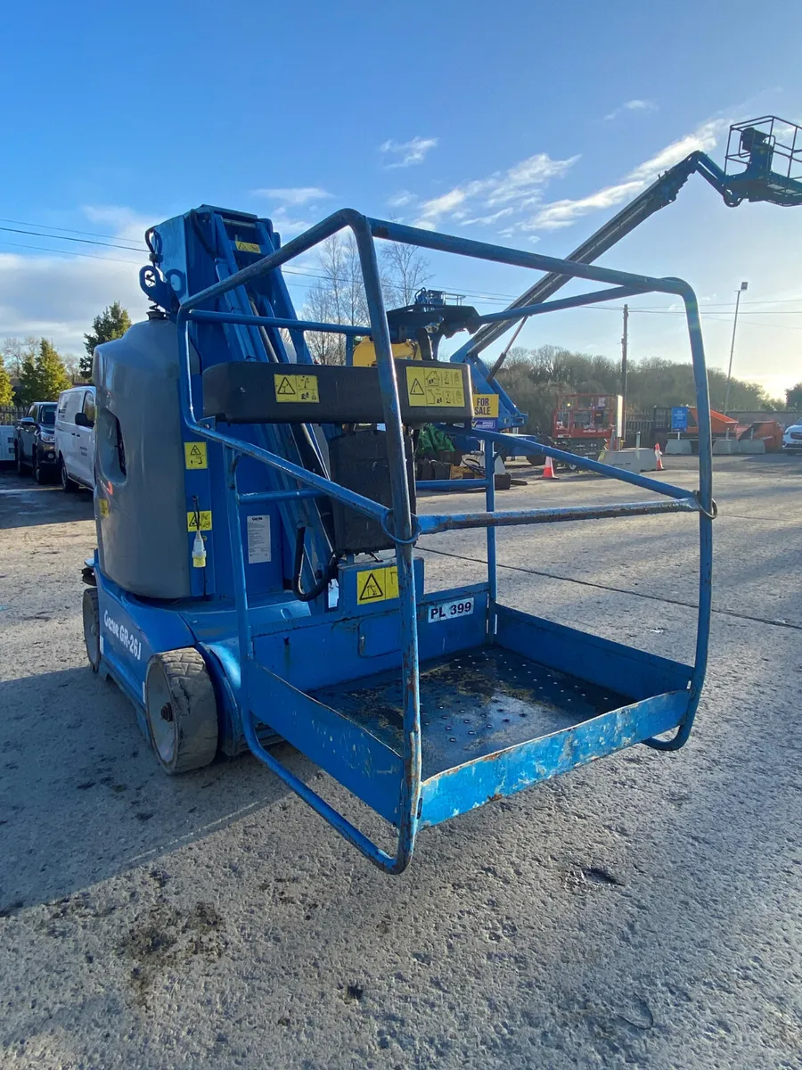 2011 GENIE GR26J 32FT VERTICAL ELECTRIC BOOM LIFT - Image 1
