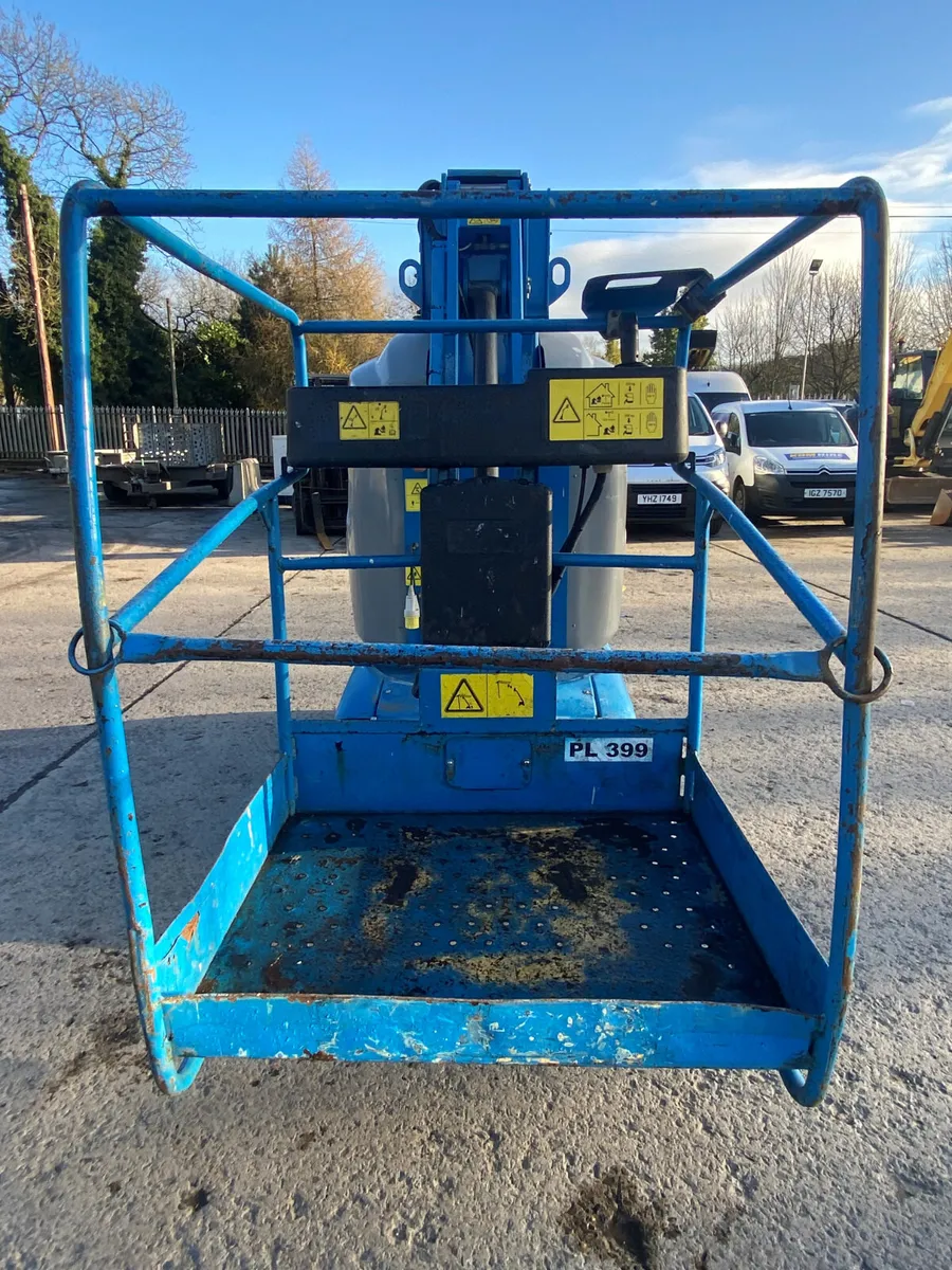 2011 GENIE GR26J 32FT VERTICAL ELECTRIC BOOM LIFT - Image 2