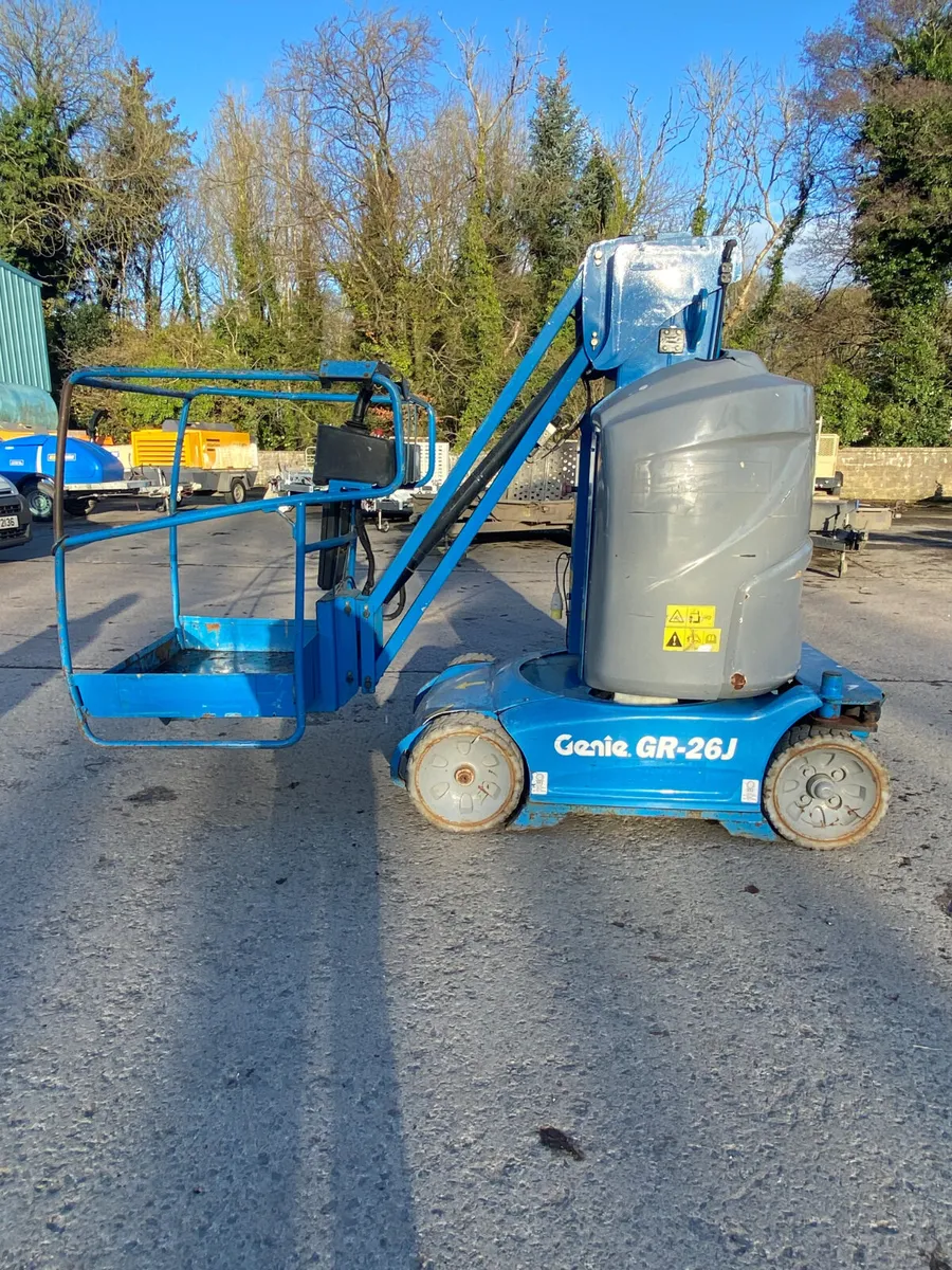2011 GENIE GR26J 32FT VERTICAL ELECTRIC BOOM LIFT - Image 4