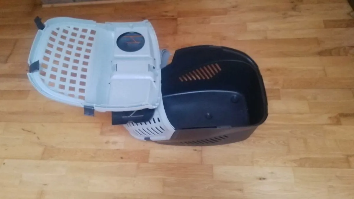 Pet  carrier unwanted gift only €25 can deliver - Image 2