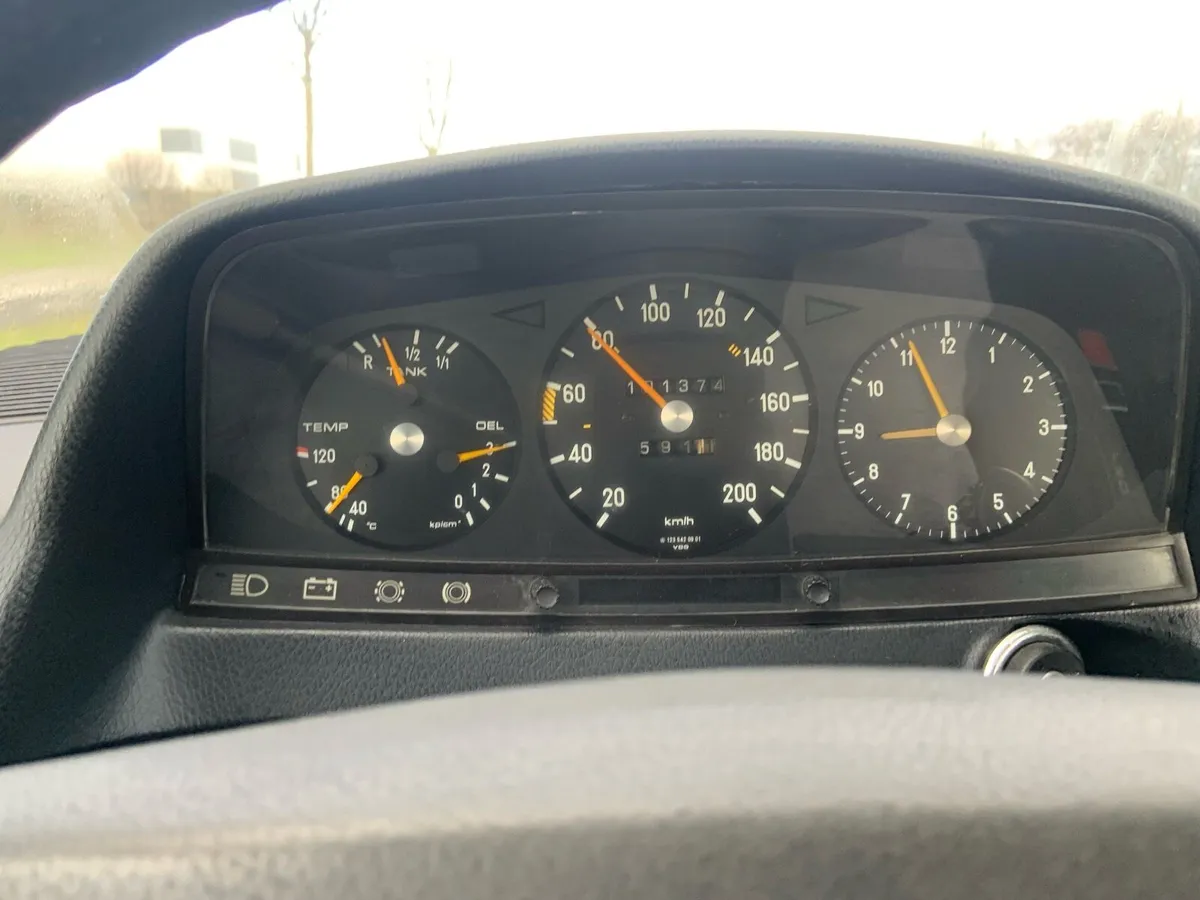 Mercedes 123 series  1976 - Image 3