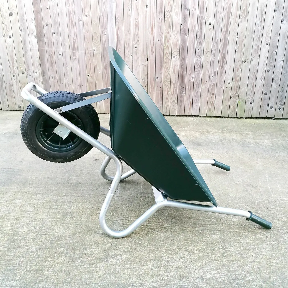 100L Plastic Wheelbarrow - Image 3