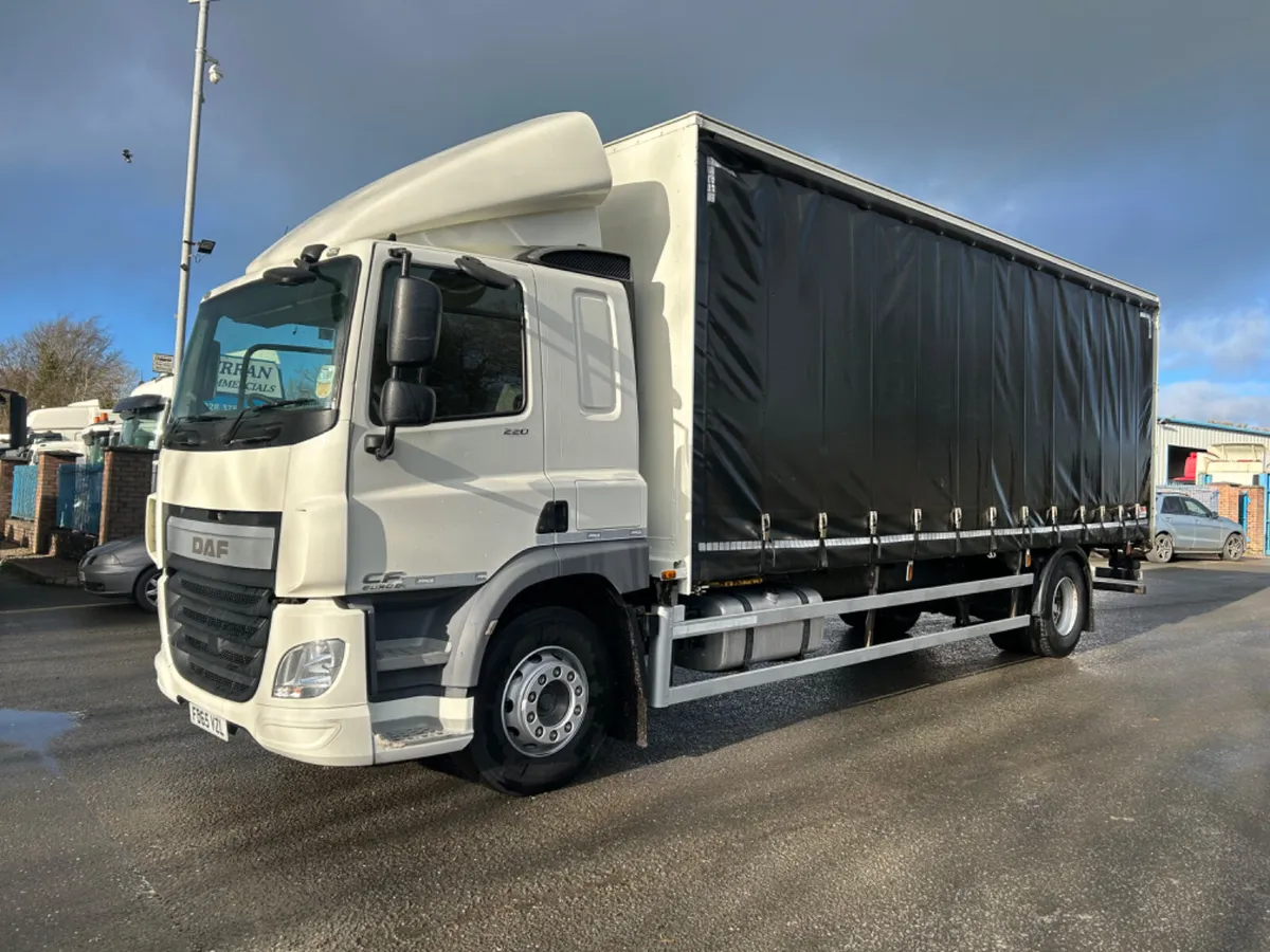 2016 Daf cf 220 4x2 18 ton Curtainsider - Image 1