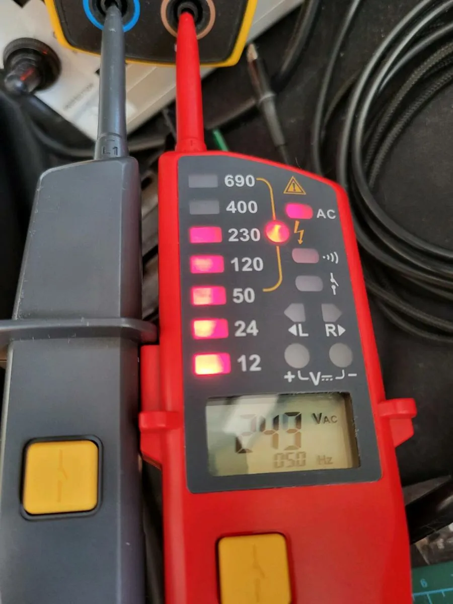 Uni-t wall detector and voltage tester - Image 3