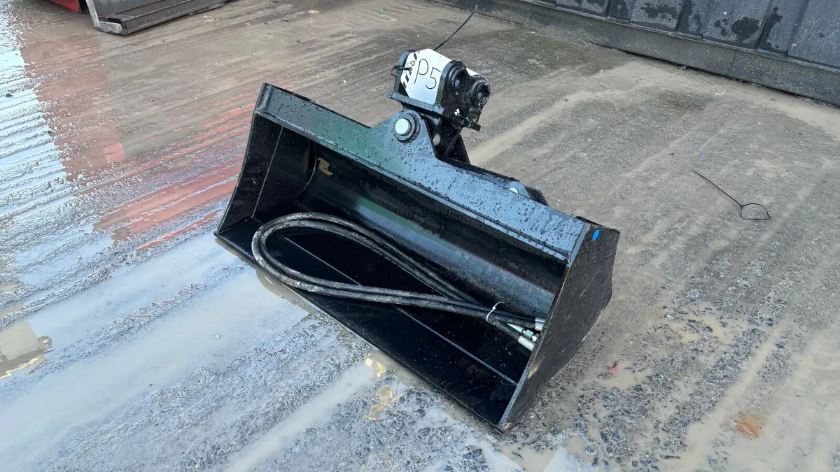 32” Hydraulic Tilting Bucket - Image 1
