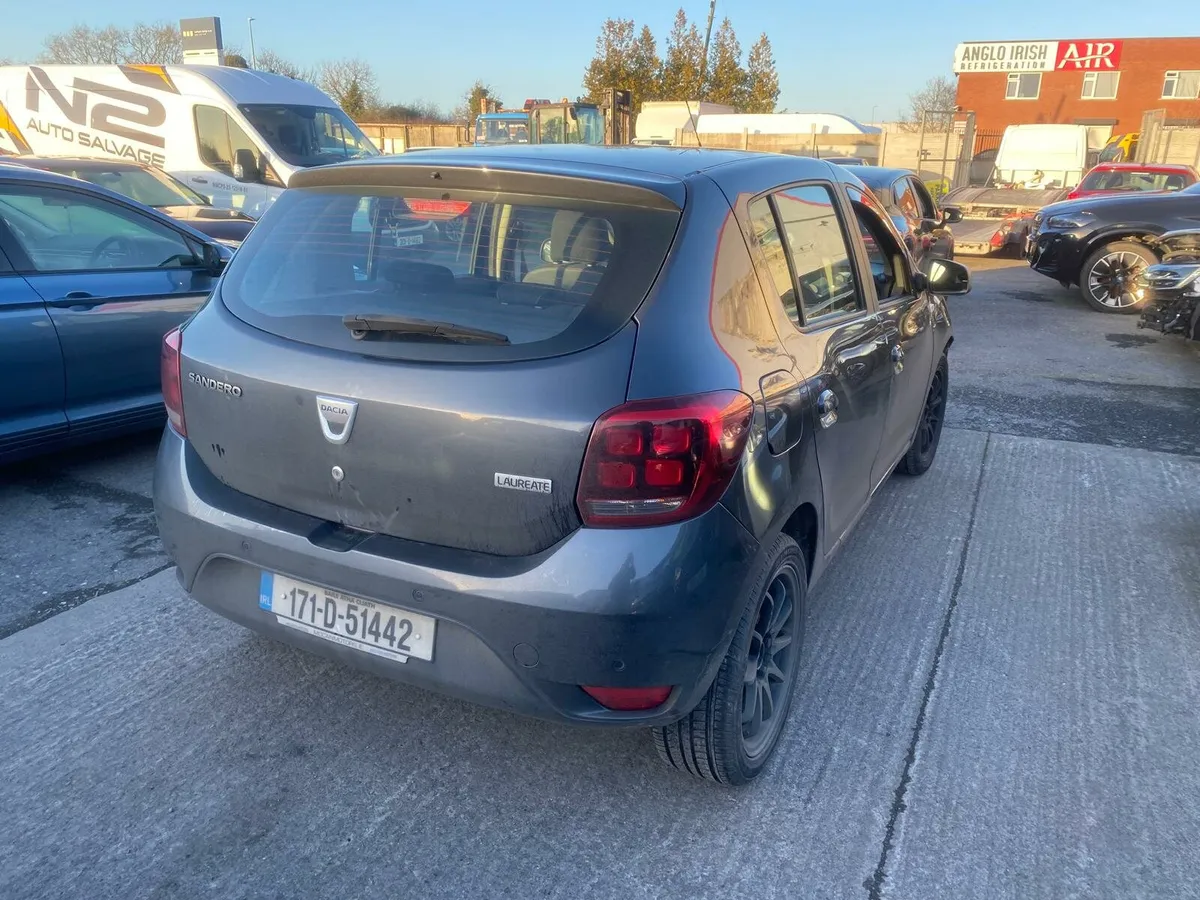 Dacia sandero 2017 light front damage - Image 1