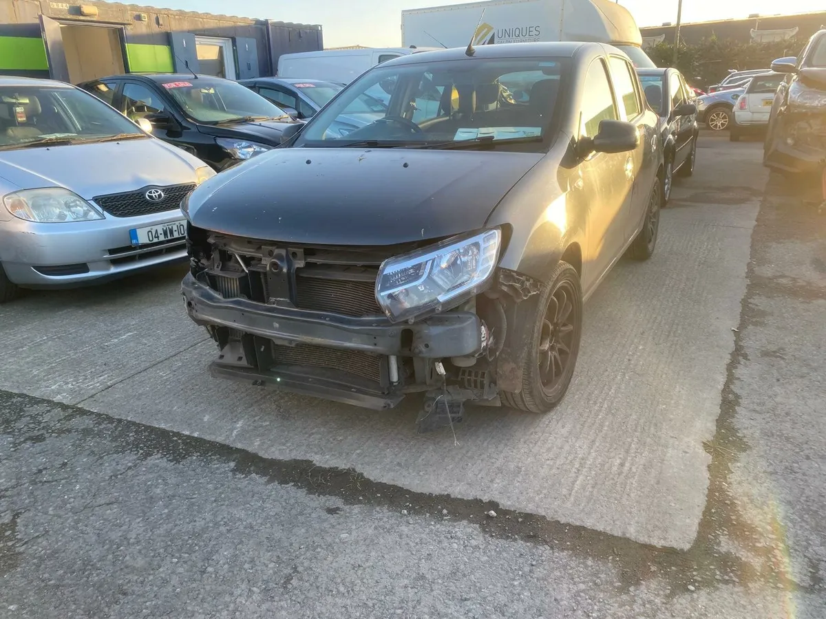 Dacia sandero 2017 light front damage - Image 3