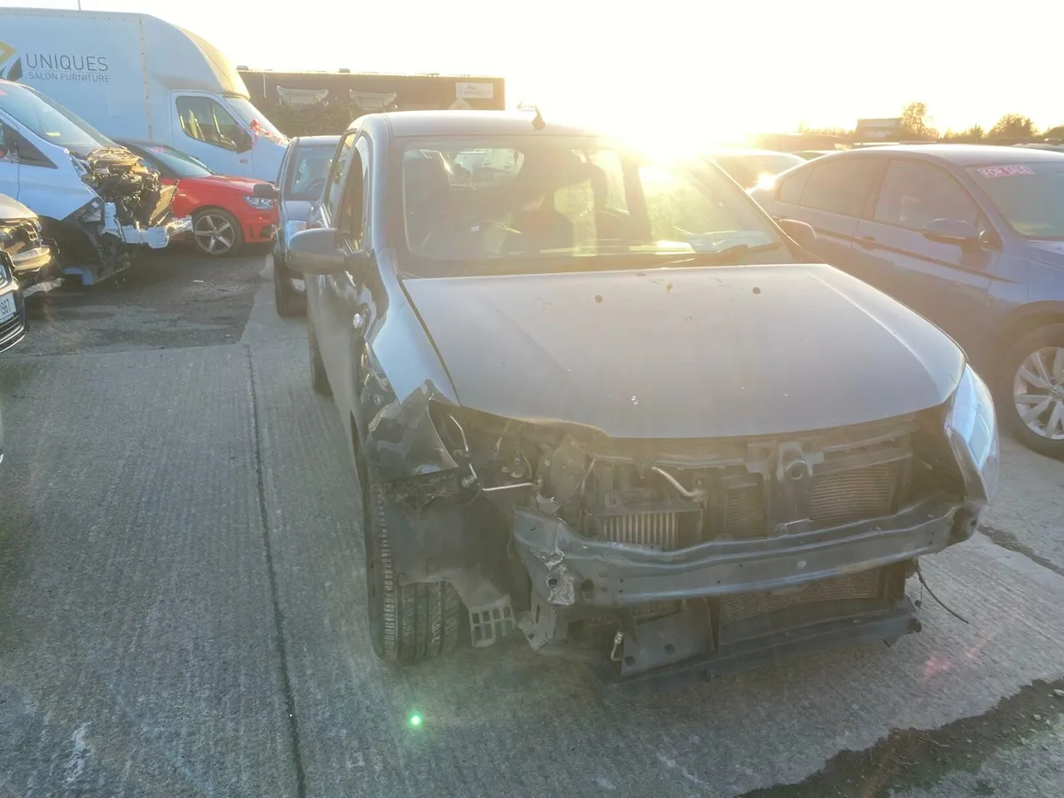 Dacia sandero 2017 light front damage - Image 4
