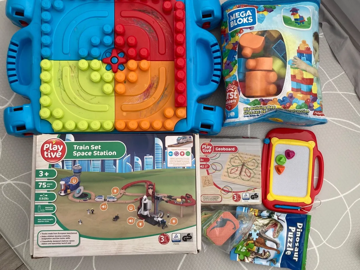 Bundle of toys - Image 1