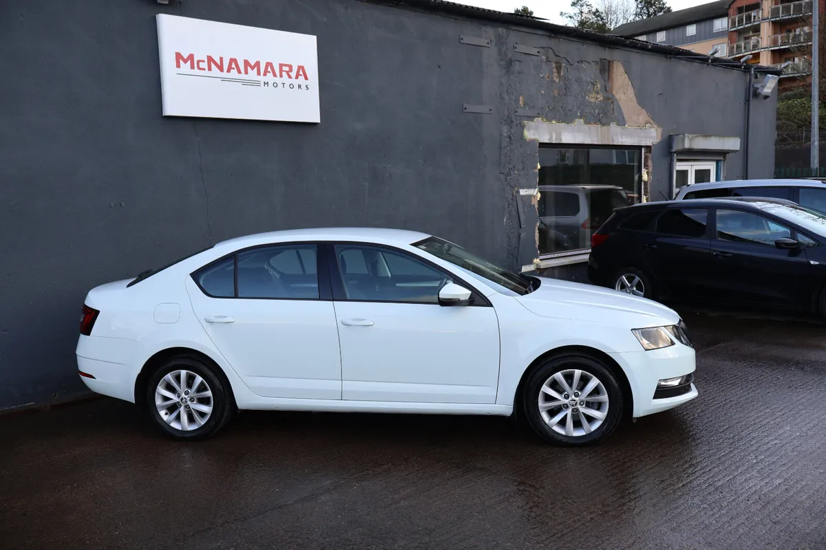 Skoda Octavia Ambition Exceptional Condition! - Image 2