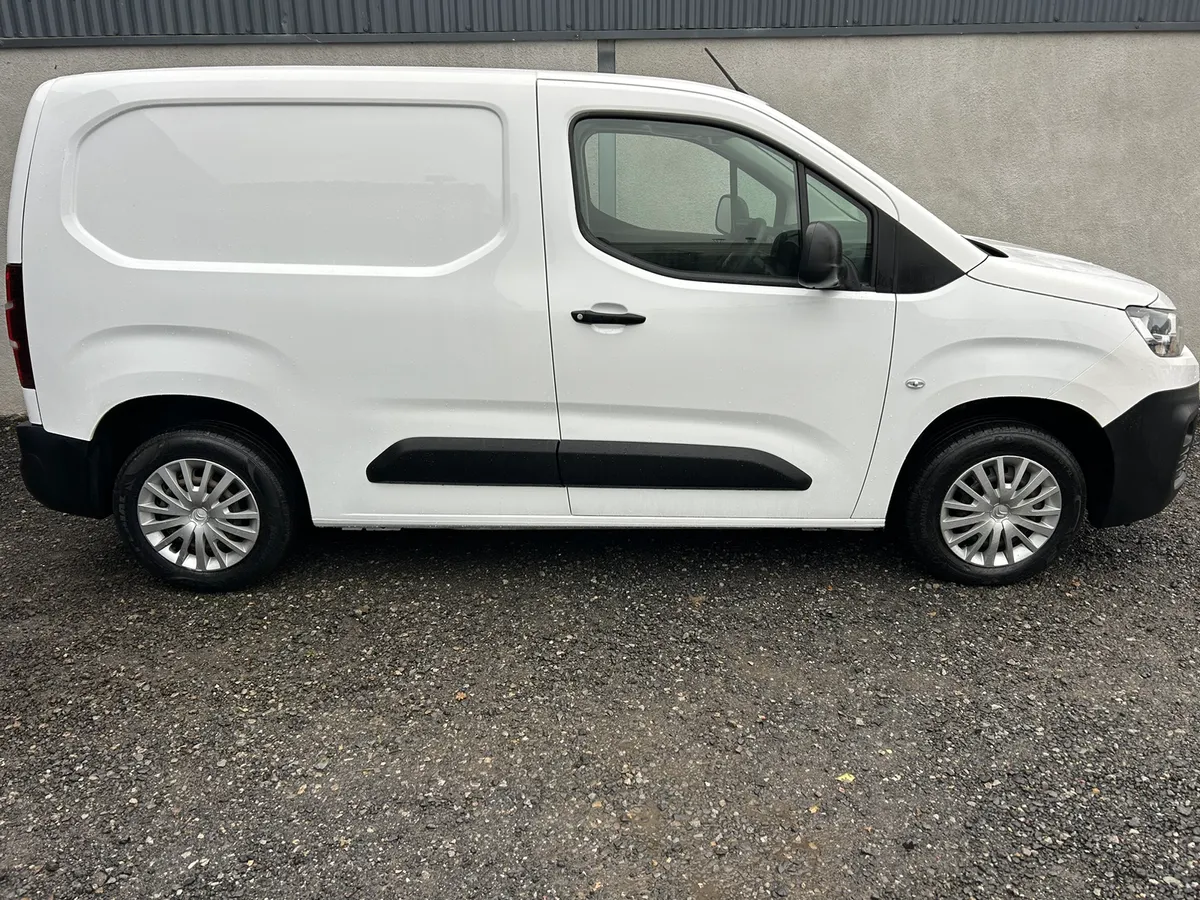 2020 Citroen Berlingo' 220v inverter 'INC VAT - Image 3