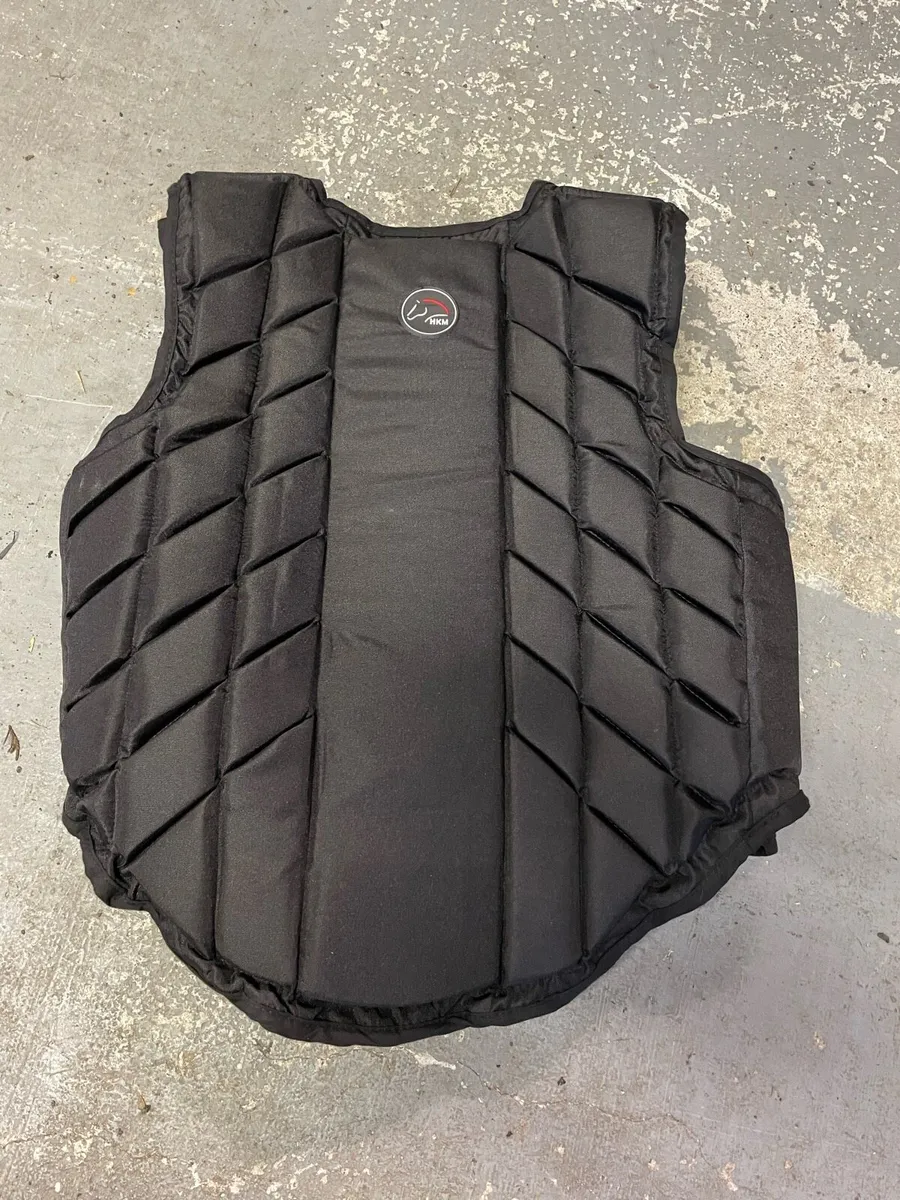 Riding hat, protector vest and boots. - Image 2