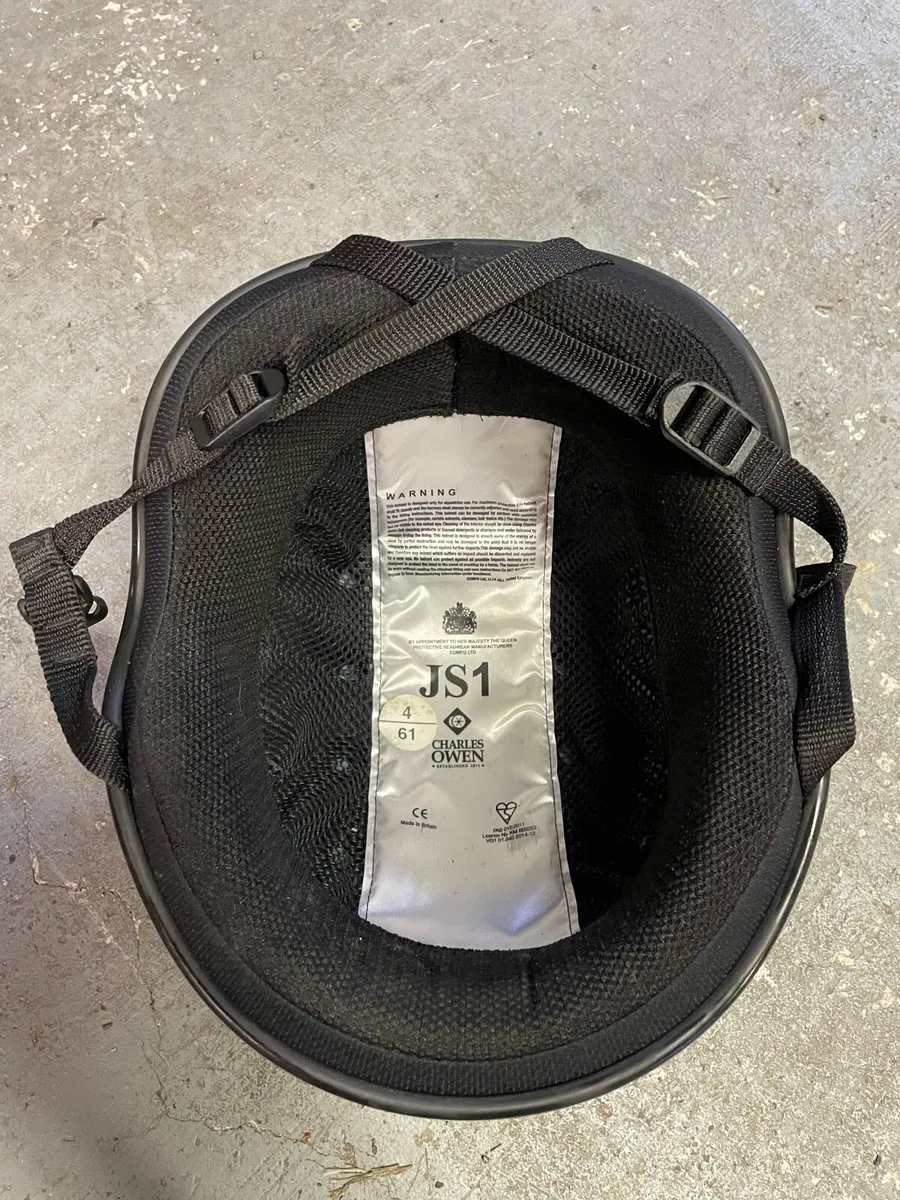 Riding hat, protector vest and boots. - Image 4