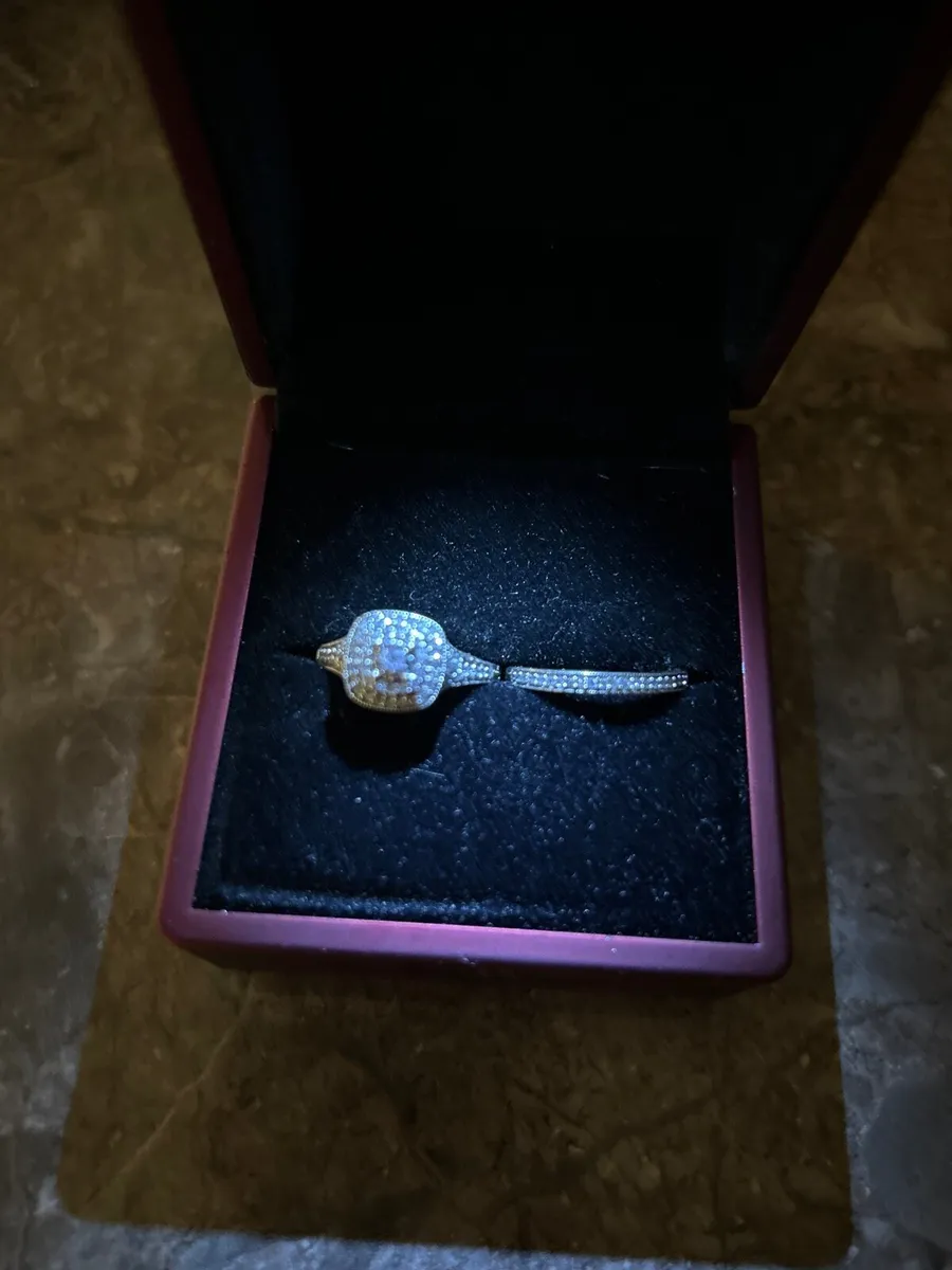 Engagement ring - Image 1