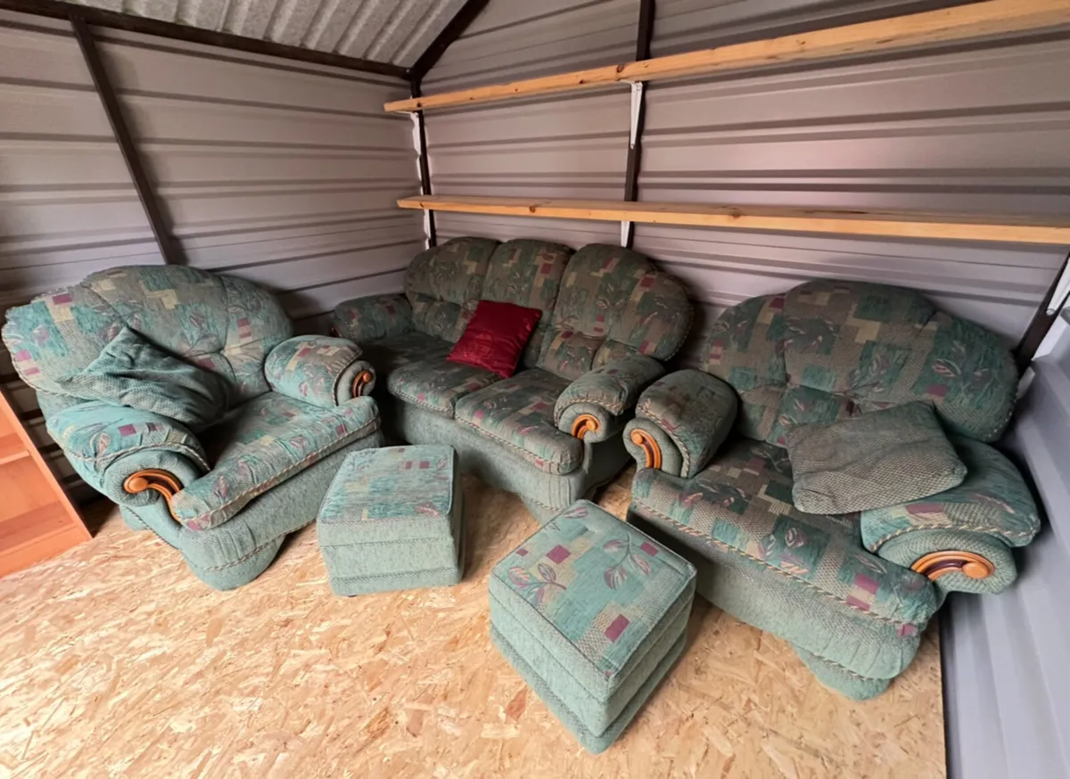 Drumbriston sofa, two armchairs & footstools - Image 1