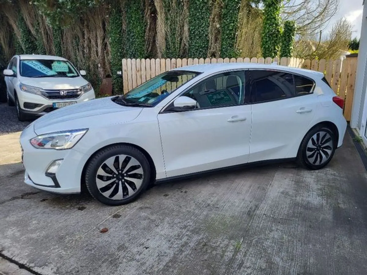 Ford Focus 1.0 T Zetec Ecoboost 100PS 5DR - Image 2