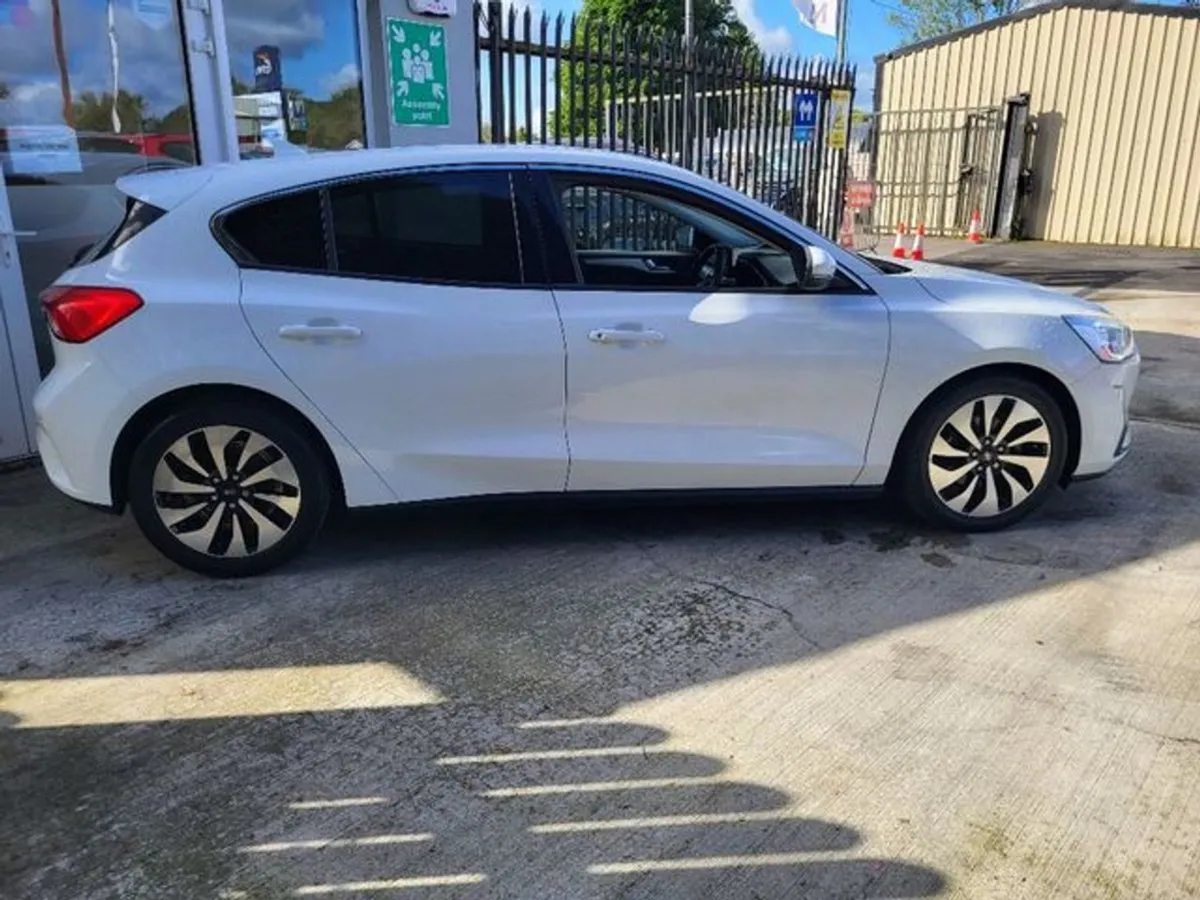 Ford Focus 1.0 T Zetec Ecoboost 100PS 5DR - Image 4