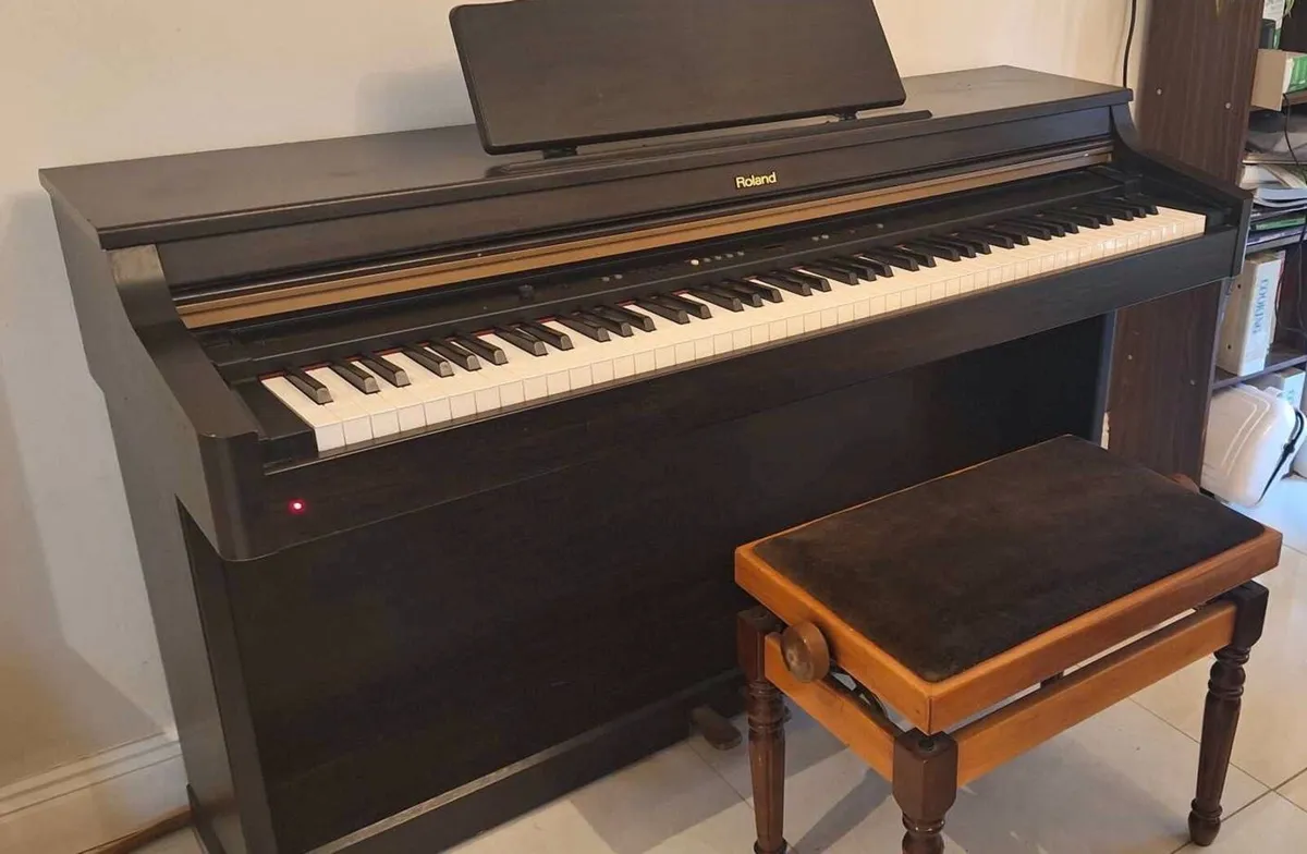 Roland HP103e Digital piano - Image 1