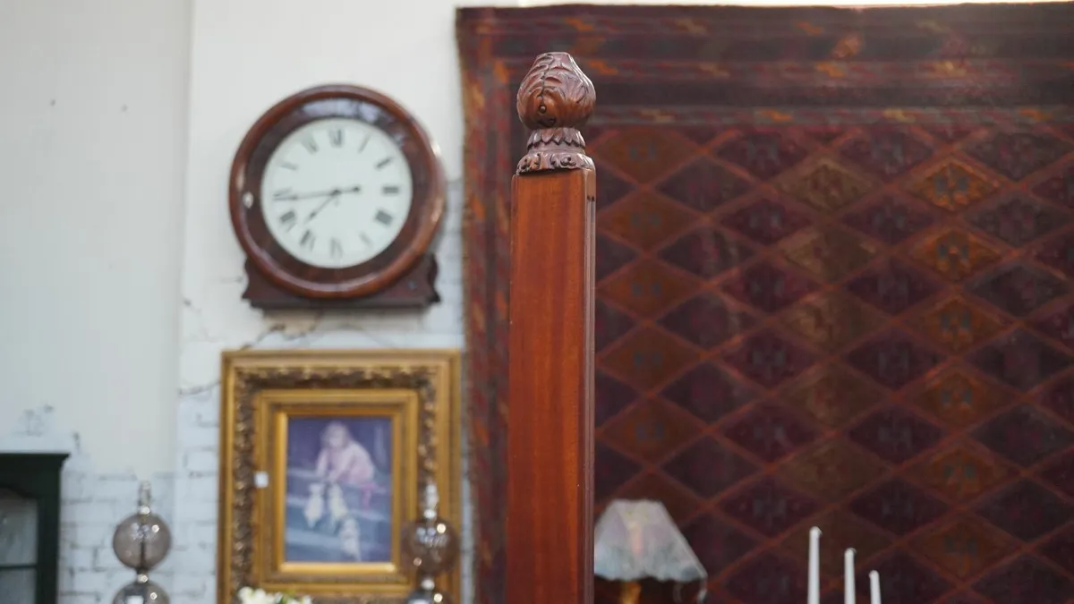 Exquisite Antique Carved Mahogany Easel - Image 3