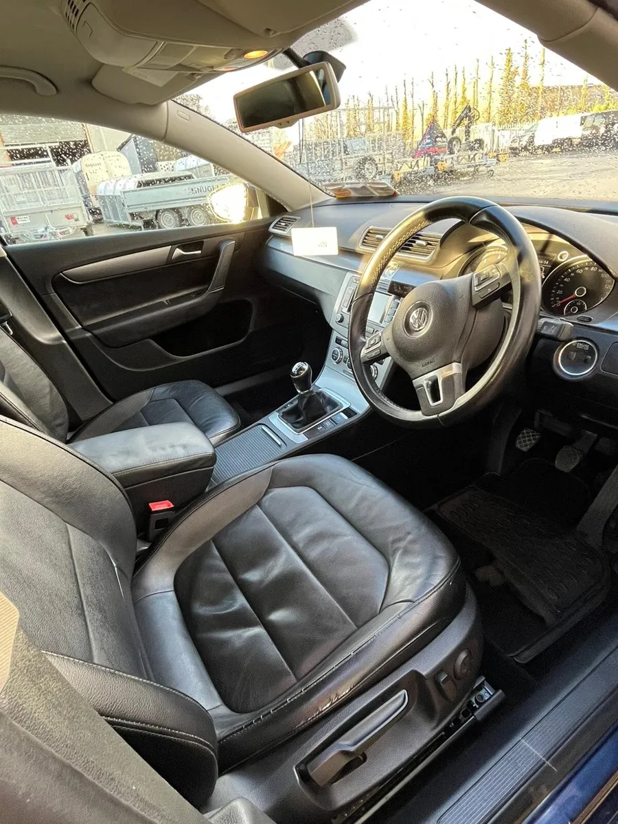 Volkswagen Passat 2014 - Image 2