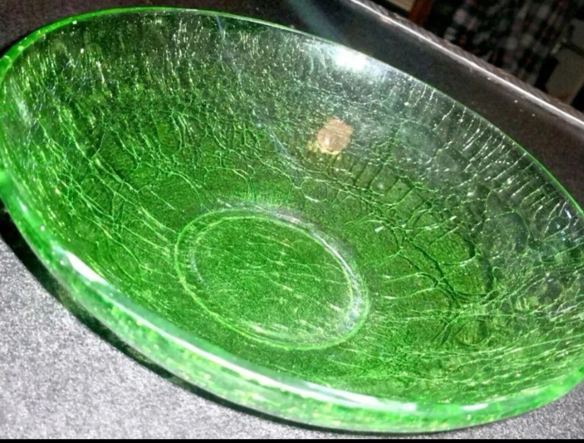 Large emerald green crackle glass bowl - Image 1