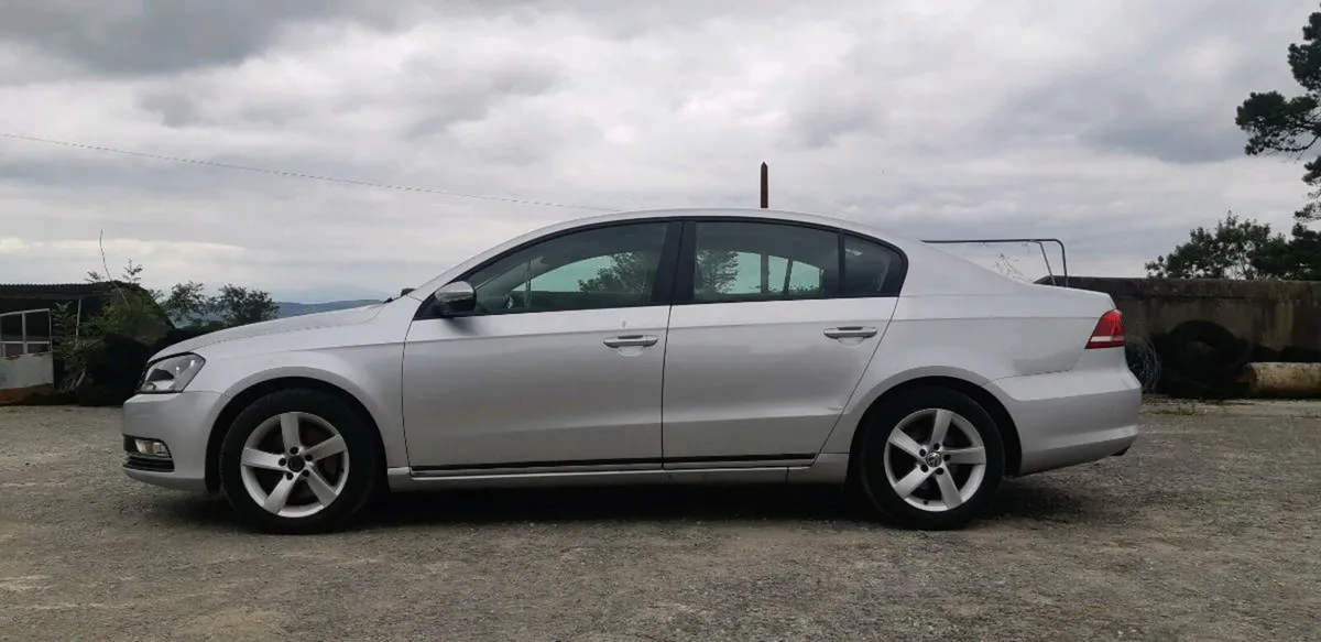 2012 Volkswagen Passat - Image 2