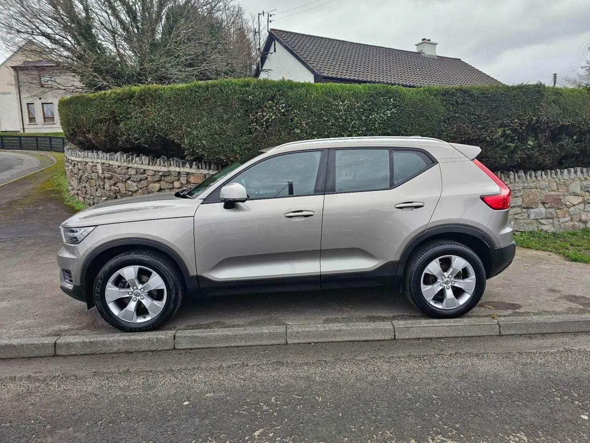 Volvo XC40 1.5 T3 Momentum Auto Euro 6 (s/s) 5dr - Image 2