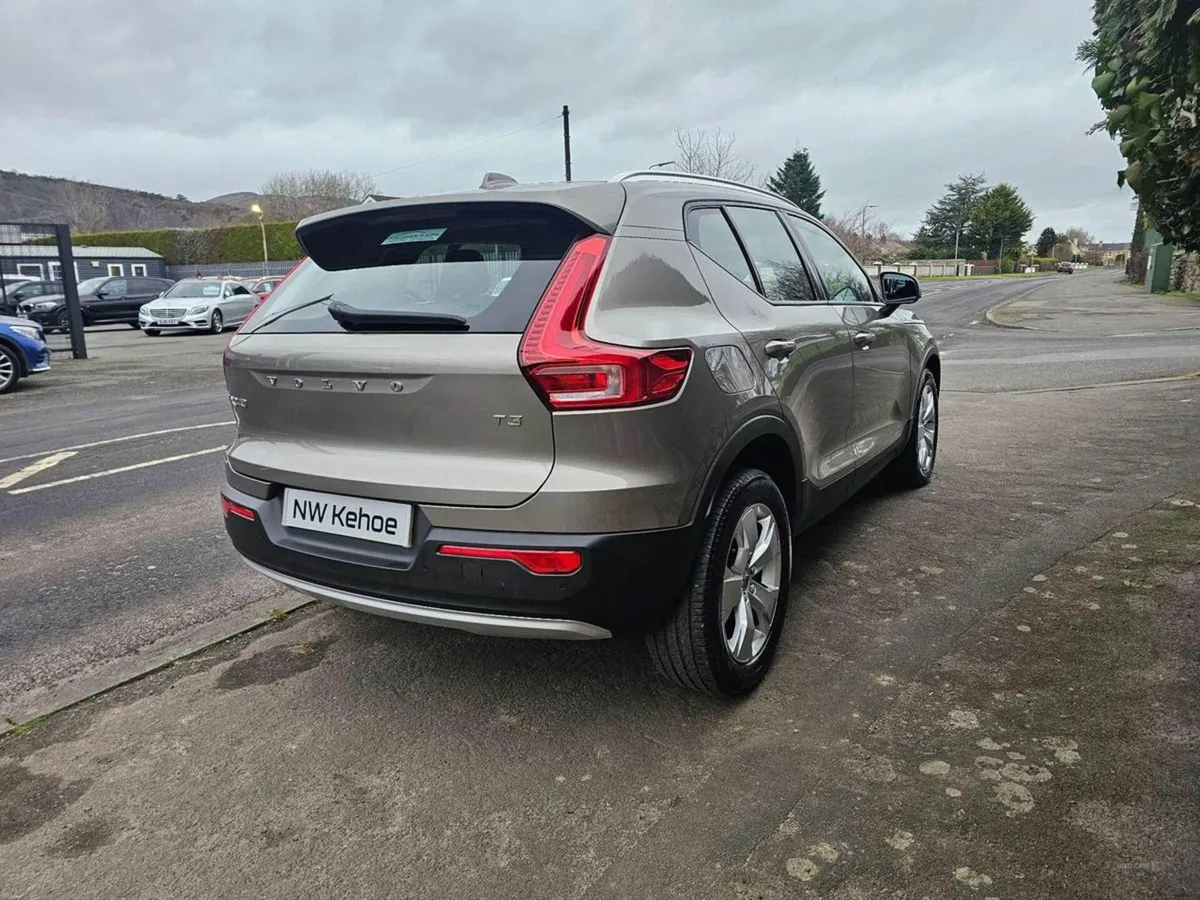 Volvo XC40 1.5 T3 Momentum Auto Euro 6 (s/s) 5dr - Image 4